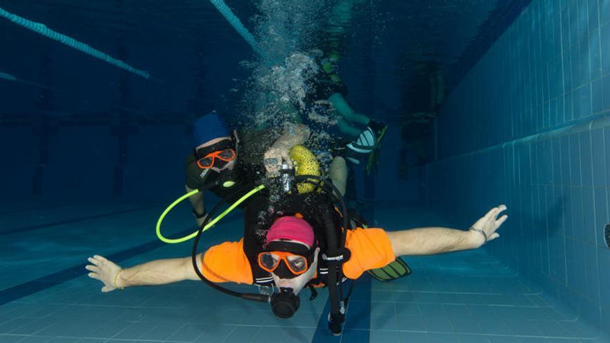 Prácticas de buceo para personas con discapacidad