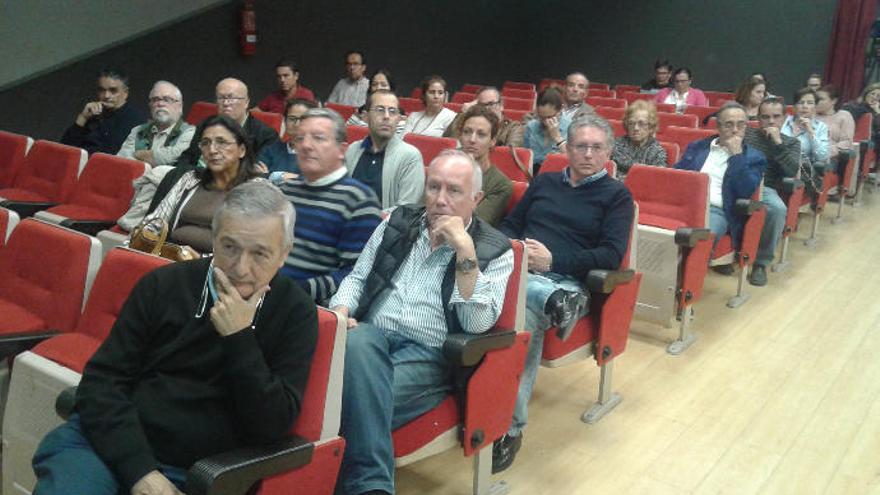 El profesor Basilio Valladares, del Instituto de Enfermedades Tropicales, en la reunión del mosquito del dengue.