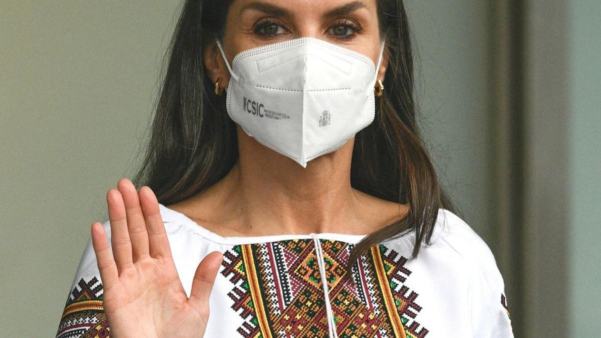 La Reina Letizia, este jueves en Madrid, con la camisa tradicional de Ucrania. / EP