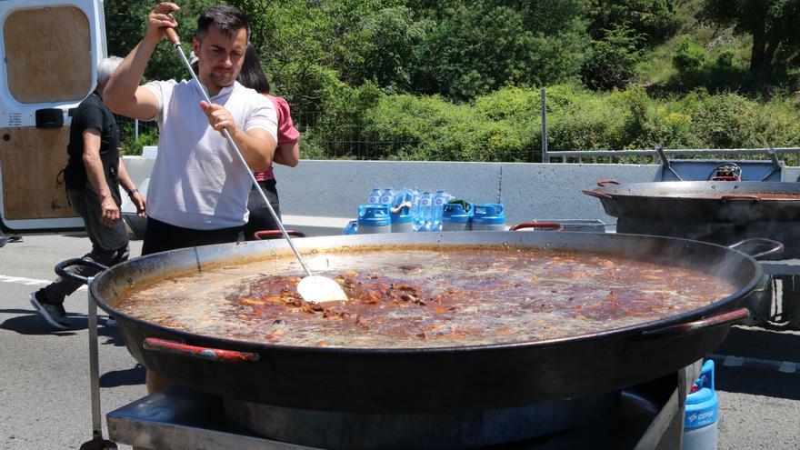 40 litres de fumet i 25 quilos d&#039;arròs per a 500 persones: els pagesos del tall de la Jonquera es preparen per dinar