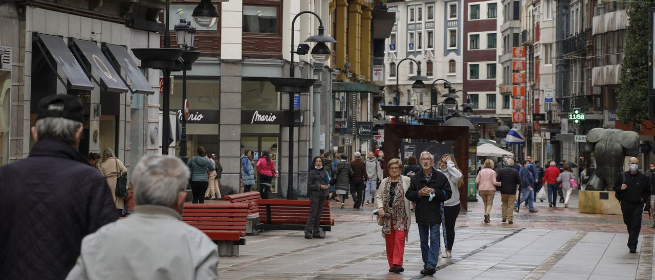 Gente por las calles de Oviedo.