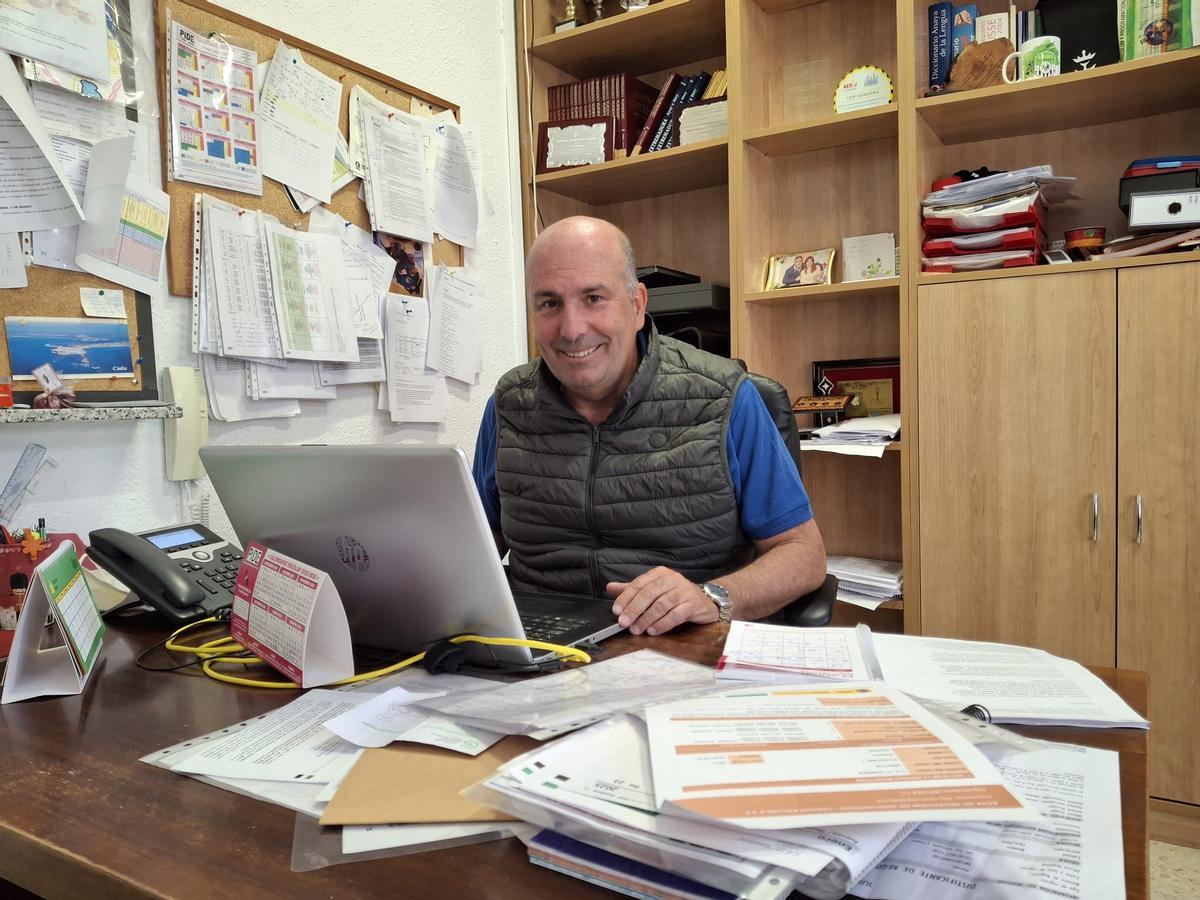 El director del colegio, Juan de Dios Fernández Falero, en su despacho.