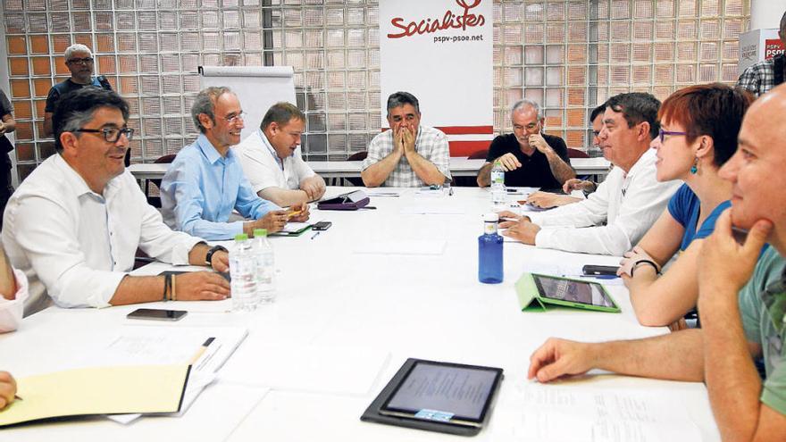 Los negociadores de PSPV y Compromís, ayer en Blanqueries.