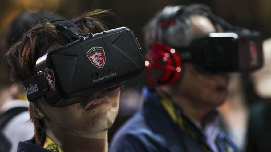 Un visitante prueba las gafas Oculus VR en el expositor de MSI Gaming durante la Tokyo Game Show 2015.