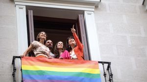 Reyes Maroto y otros representantes socialistas en el balcón de la sede del grupo.