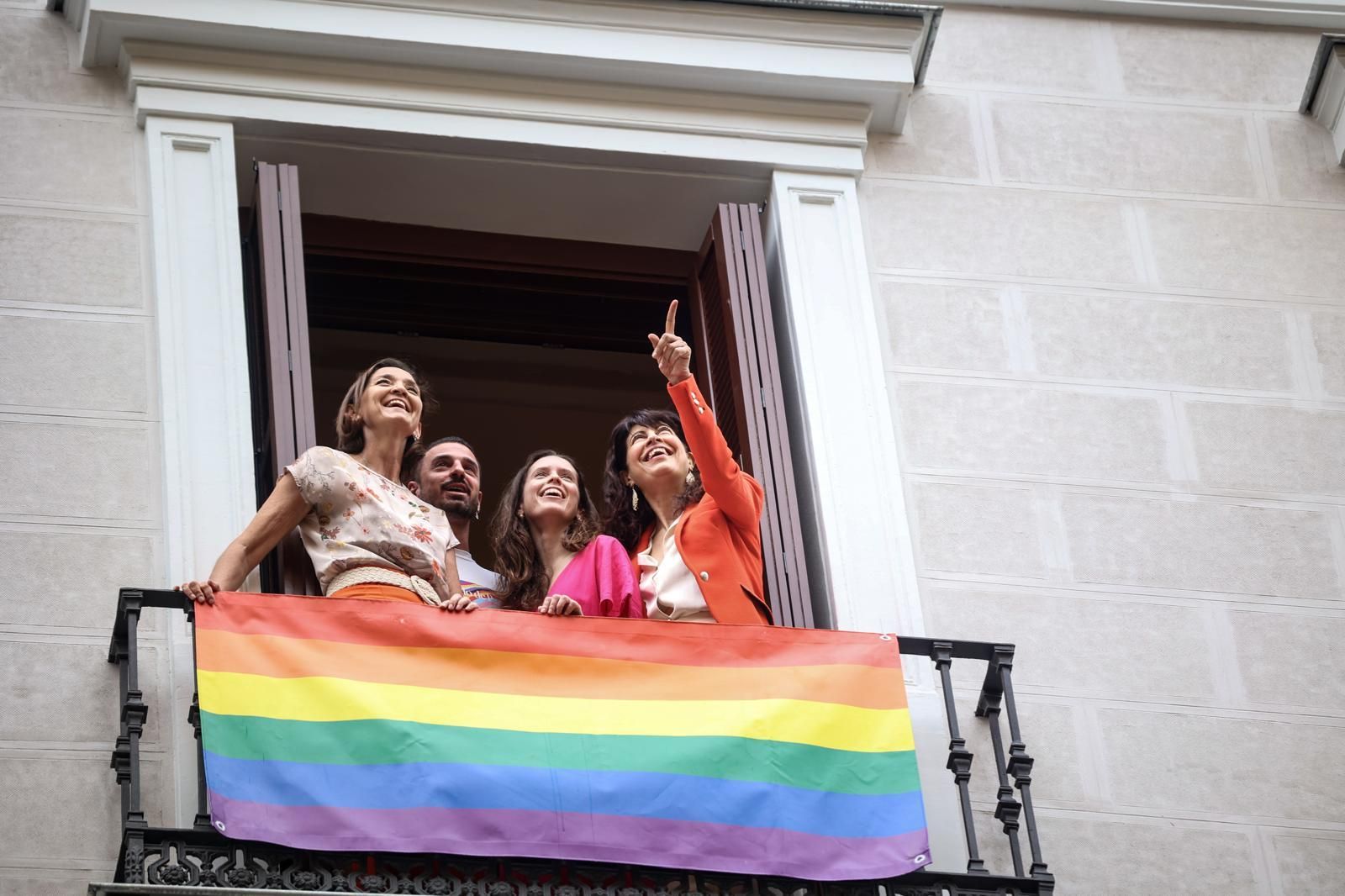 Almeida corrige al presidente del Pleno y permite a Más Madrid y PSOE exhibir la bandera LGTBI en sus sedes