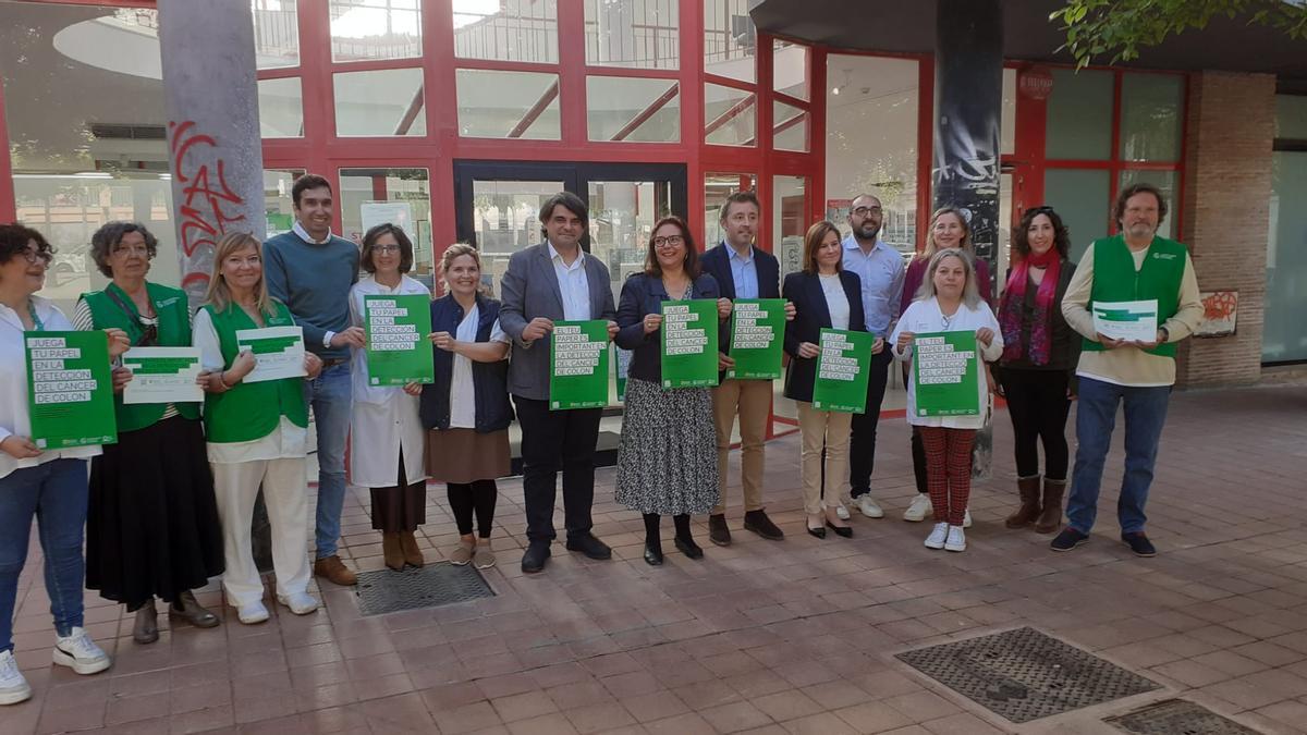 Autoridades sanitarias, de la AECC, voluntarios y personal del centro de salud de Santa Catalina a las puertas de este.