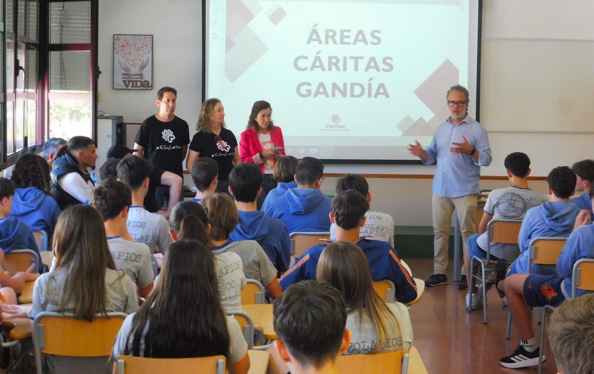Técnicos de Cáritas y el profesor de Religión en una charla previa.