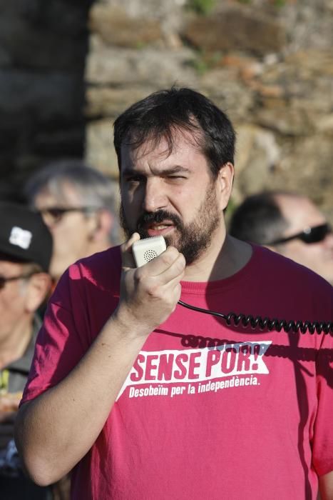 Pujada al castell de Sant Miquel per protestar contra les maniobres convocades per l exercit.