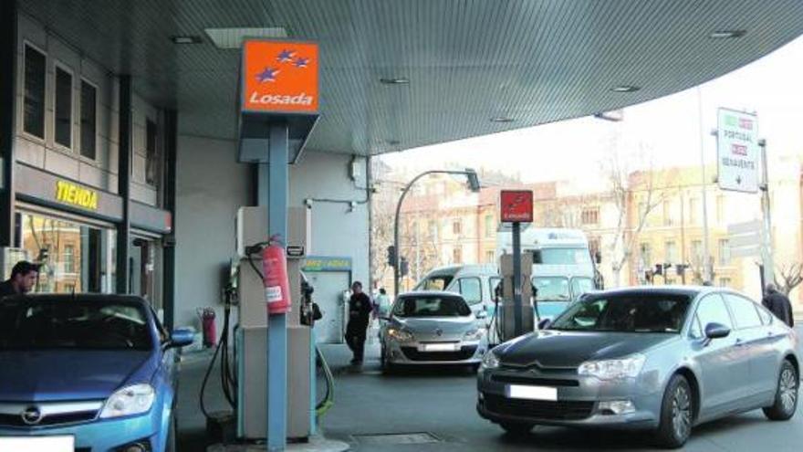 Las gasolineras concentraron ayer colas de vehículos para llenar los depósitos antes de la aplicación del nuevo impuesto.