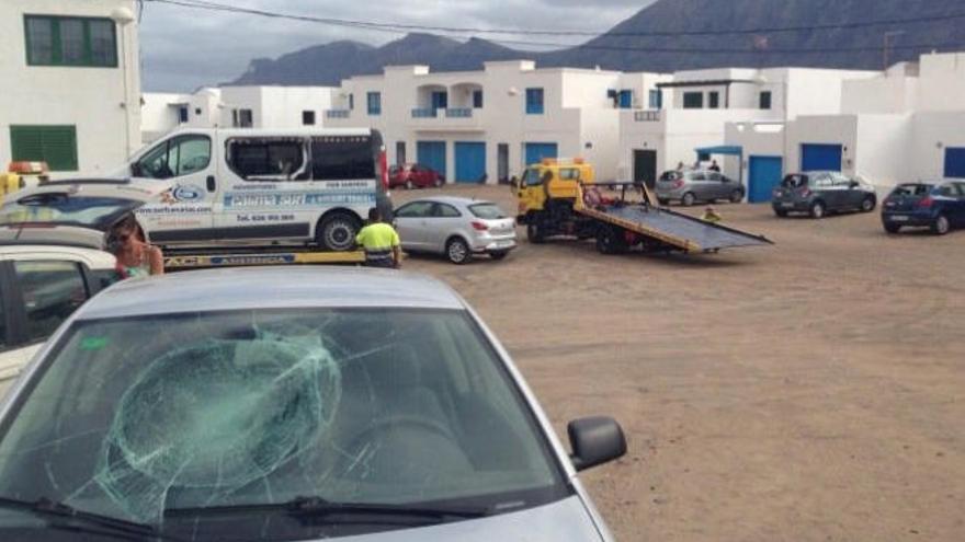 En primer plano, uno de los turismos dañados, ayer, en Famara.