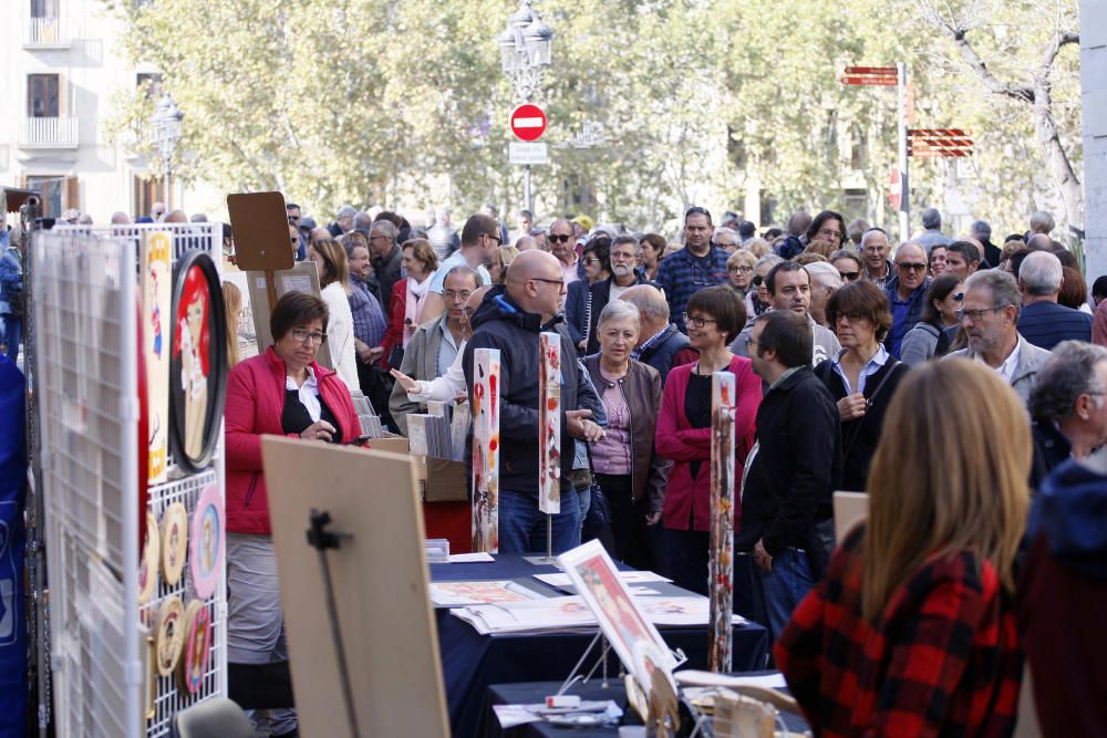 Milers de persones omplen Girona per Tots Sants