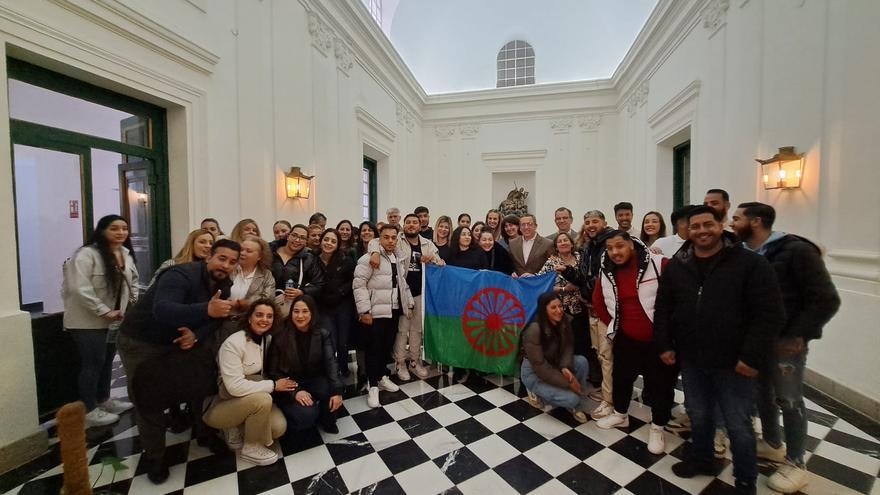 El Ayuntamiento de Cáceres muestra su apoyo con el pueblo gitano en la conmemoración de su Día Internacional