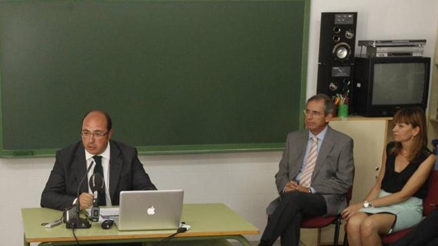 El consejero, en un aula del colegio Nuestra Señora del Carmen de Murcia, acompañado por dos miembros de su equipo.