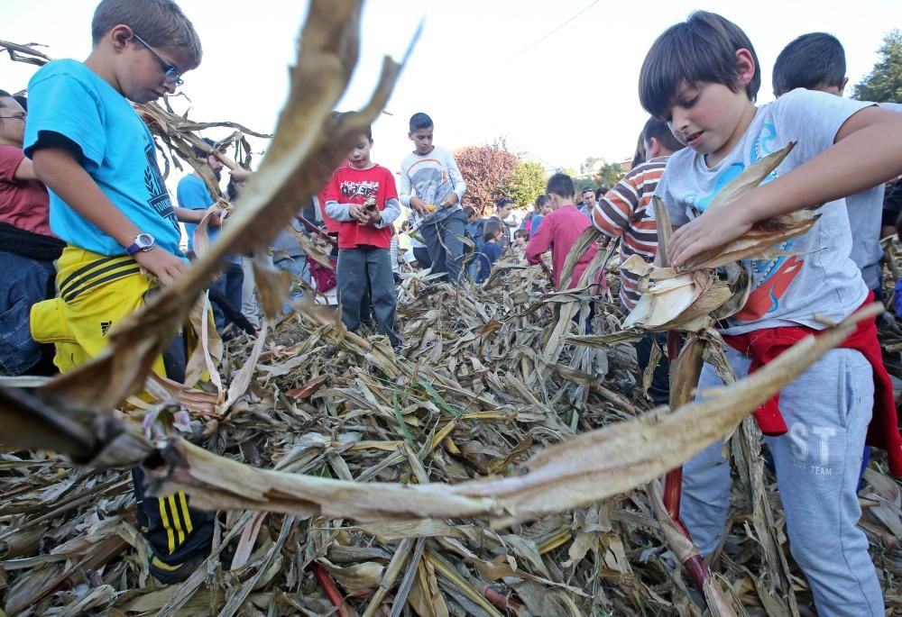 Cientos de vecinos de acercan al entorno del molino de Regueira para disfrutar de una jornada tradicional