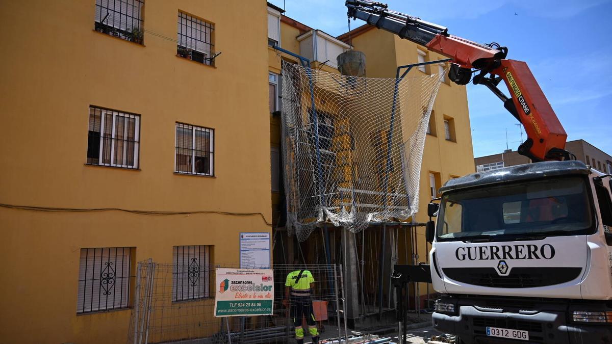 Obras para la instalación de un ascensor exterior en los pisos de Itesa, en Badajoz.