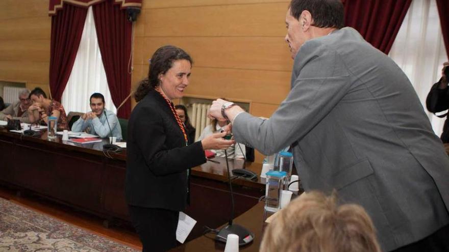 Rosario Hernández, ayer por la tarde, durante la toma de posesión en la sesión plenaria como concejala de Somos.