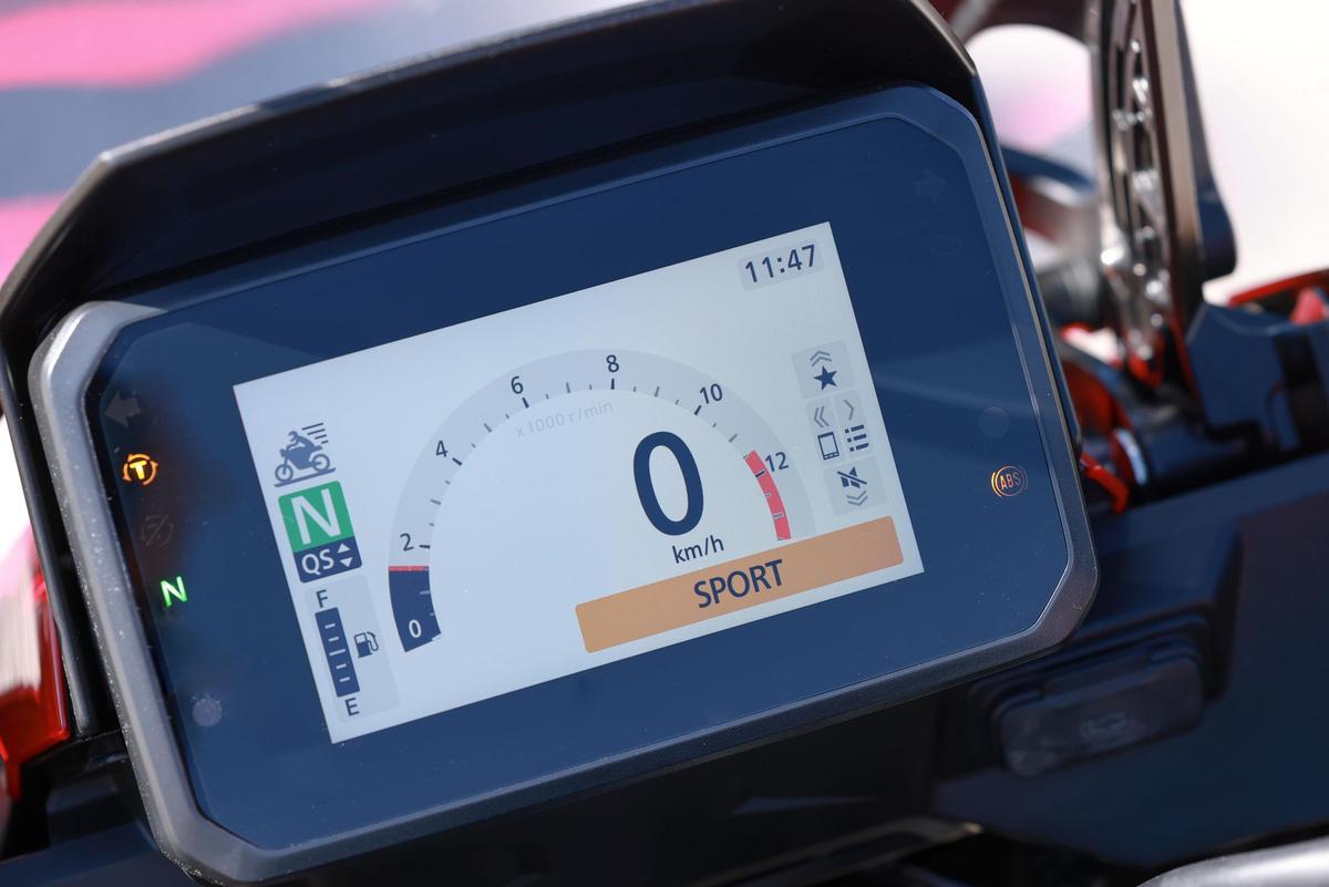 La CB1000GT equipa una pantalla TFT de cinco pulgadas totalmente personalizable