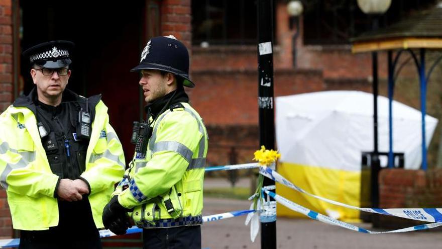 Los agentes acordonan la zona en la que fue envenenado Skripal.