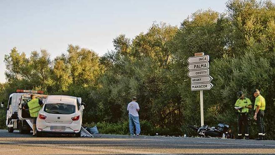 Agentes de la Guardia Civil, junto a los dos vehículos implicados en la colisión, ayer en Sineu.