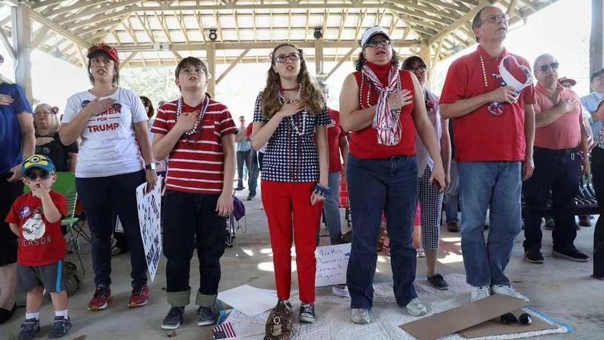 Seguidores de Trump juran fidelidad a EE UU durante una manifestación en Luisiana. // Reuters