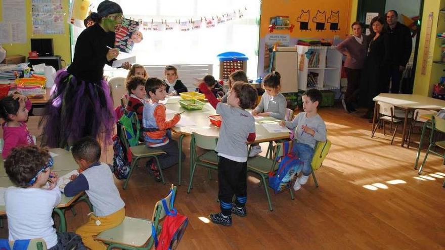 Alumnos del CEIP Sofía Casanova y del colegio rural agrupado, en una actividad en la biblioteca.