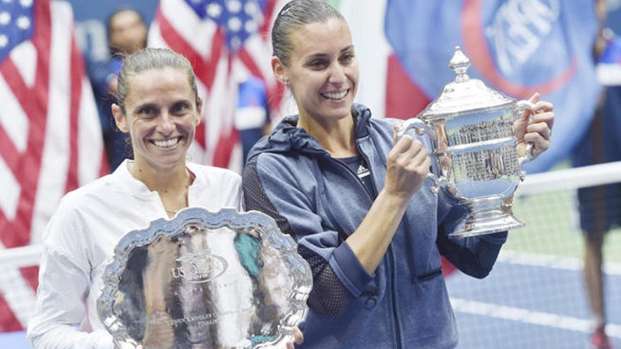 Roberta Vinci y Flavia Penneta con sus respectivos trofeos.