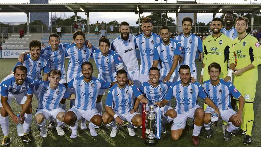 La plantilla balearica posó al completo sobre el césped de Son Malferit con el trofeo del Nicolás Brondo tras vencer al Esporles.