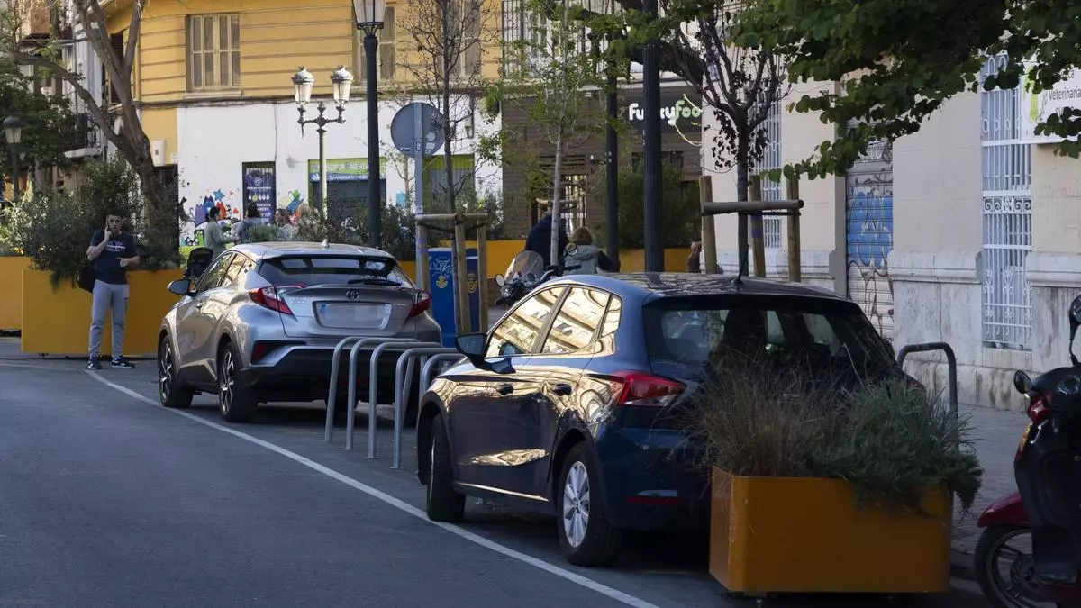 Compromís pide un pacto para proteger el espacio público de los coches: "La policía tiene que actuar"