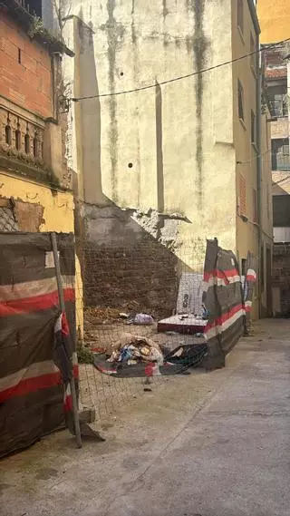 De casa enderrocada a solar per llençar escombraries a Manresa