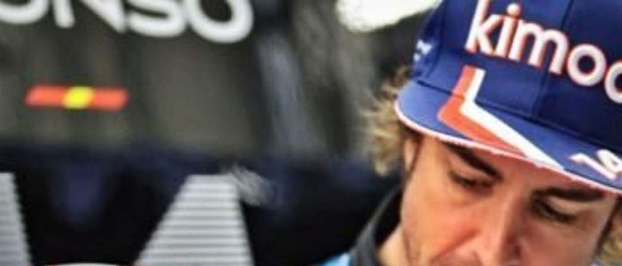 Fernando Alonso muestra el casco serigrafiado con un recuerdo a la erupción palmera.
