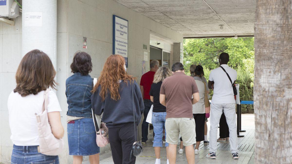Un grupo de pacientes hace cola para acceder a un centro de salud.