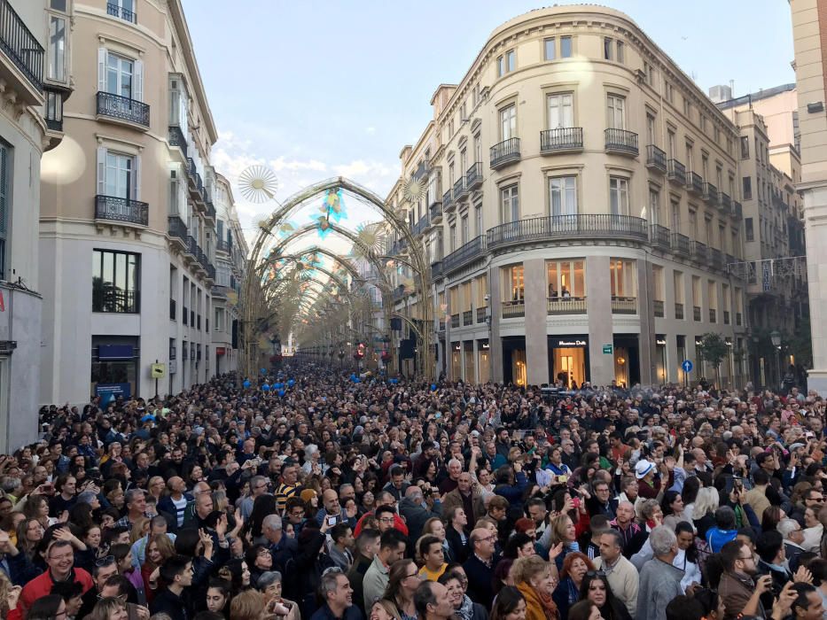 Aspecto la calle Larios, pasadas las 17.30 horas, donde el público espera el encendido del alumbrado navideño, que correrá a cargo de Antonio Banderas.