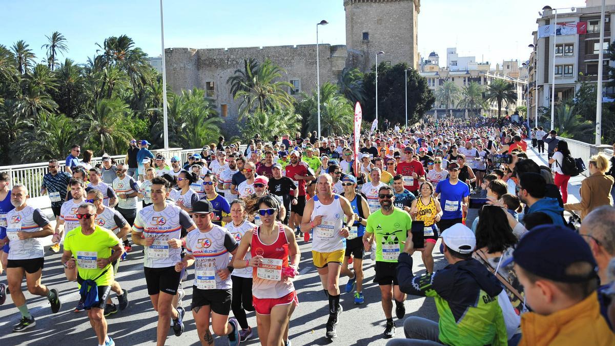 Miles de atletas volverán a llenar las  calles de Elche este próximo domingo
