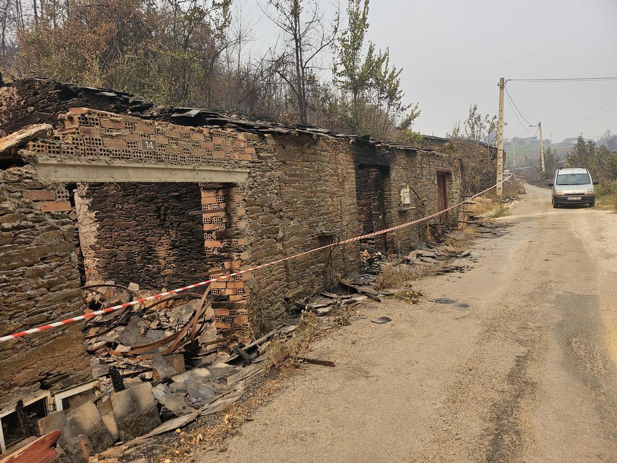 Así ha quedado la aldea de Santa María, en Petín, tras el paso, este viernes, del gran incendio forestal de Valdeorras.