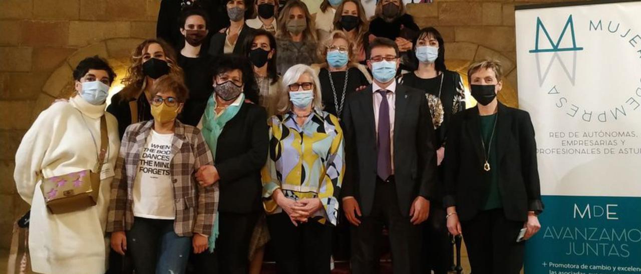 Enrique Fernández, con las socias de Mujeres de Empresa.