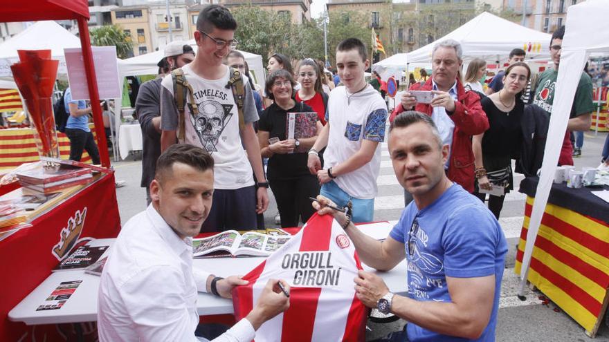 Àlex Granell i Eloi Amagat, aquest matí signant autògrafs a Plaça Catalunya