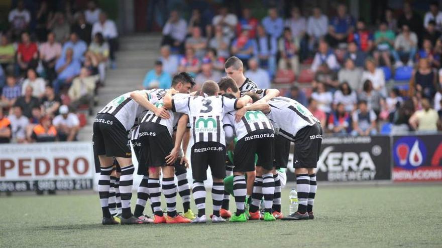 Los jugadores del Haro se conjuran antes del encuentro del domingo ante el Langreo.