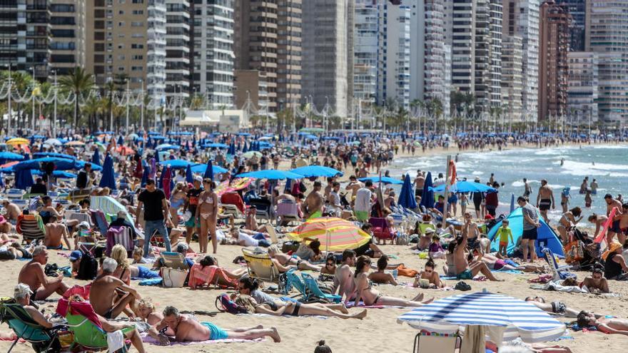 Alicante recibe el otoño con un fin de semana agradable y de playa