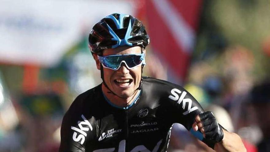 Nicolas Roche celebra su victoria en Riaza, ayer.