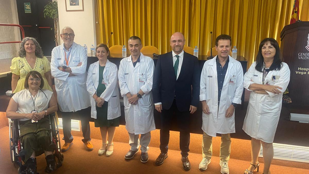El secretario autonómico de Sanidad junto al nuevo gerente y el resto del equipo directivo del Hospital Vega Baja.