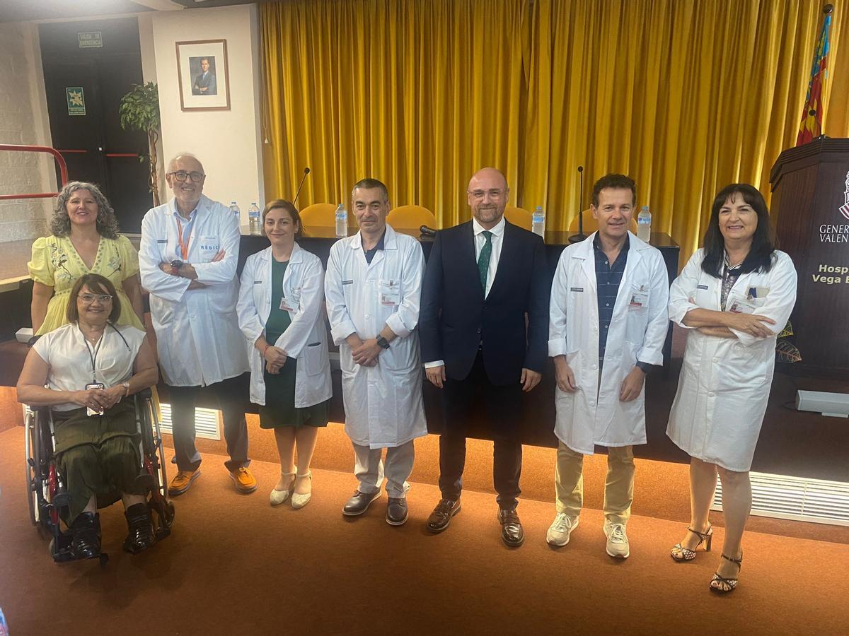 El secretario autonómico de Sanidad junto al nuevo gerente y el resto del equipo directivo del Hospital Vega Baja.