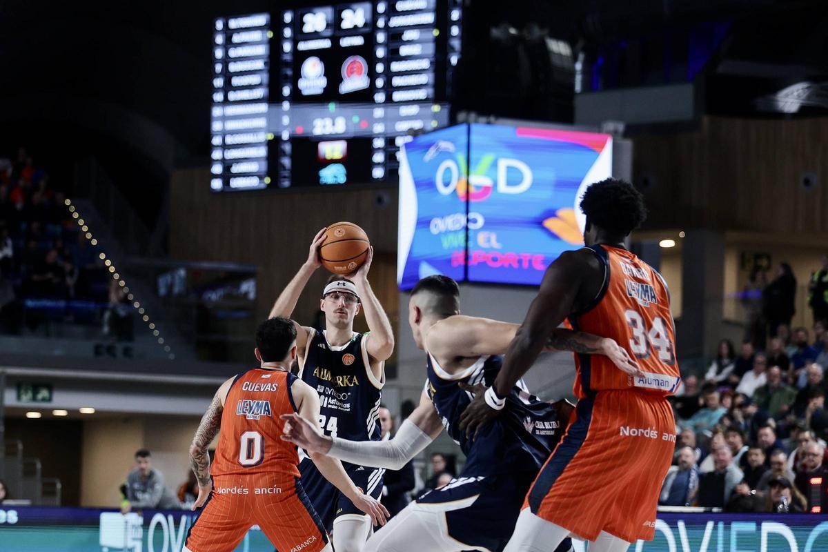 Todas las imágenes del Alimerka Oviedo Baloncesto-Leyma Coruña disputado en el Palacio de los Deportes (84-89)