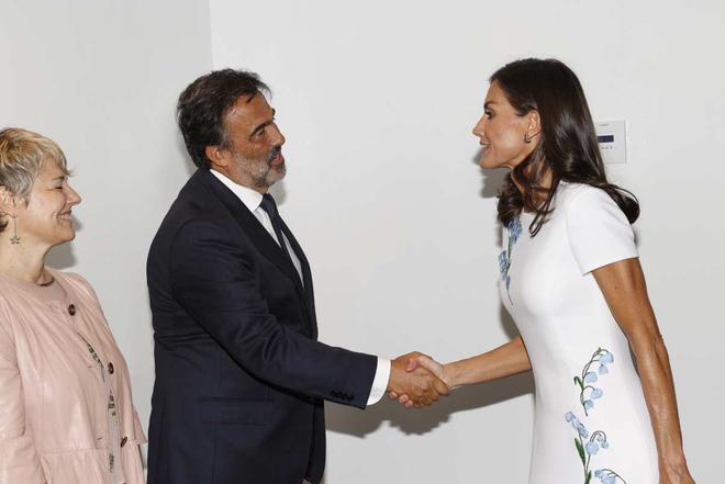 La reina Letizia con un vestido blanco de Carolina Herrera