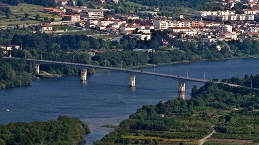 El puente internacional &quot;da Amizade&quot; sobre el río Miño une Vila Nova de Cerveira con Goián.  //C.T./E.G.