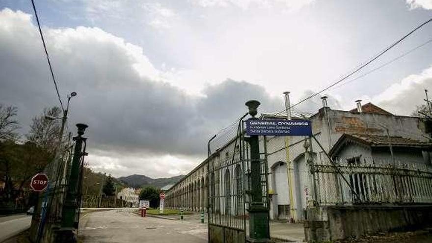 Acceso a la Fábrica de Armas de Trubia.