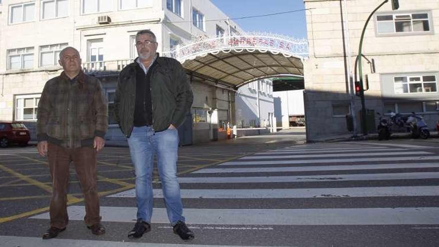 Dos de los empresarios afectados, en la zona de astilleros de Vigo.