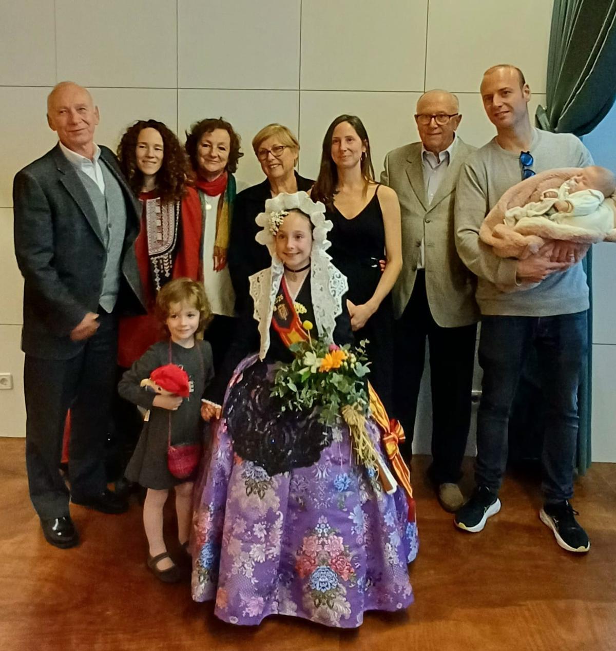 Julieta Fernández, con su hija, Lucía, bellea infantil de José Ángel Guirao, y su familia llegada desde Argentina