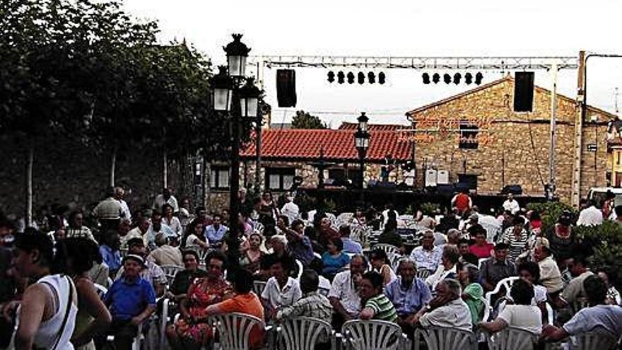 Asistentes a uno de los festivales folclóricos organizados en Ferreras de Abajo.