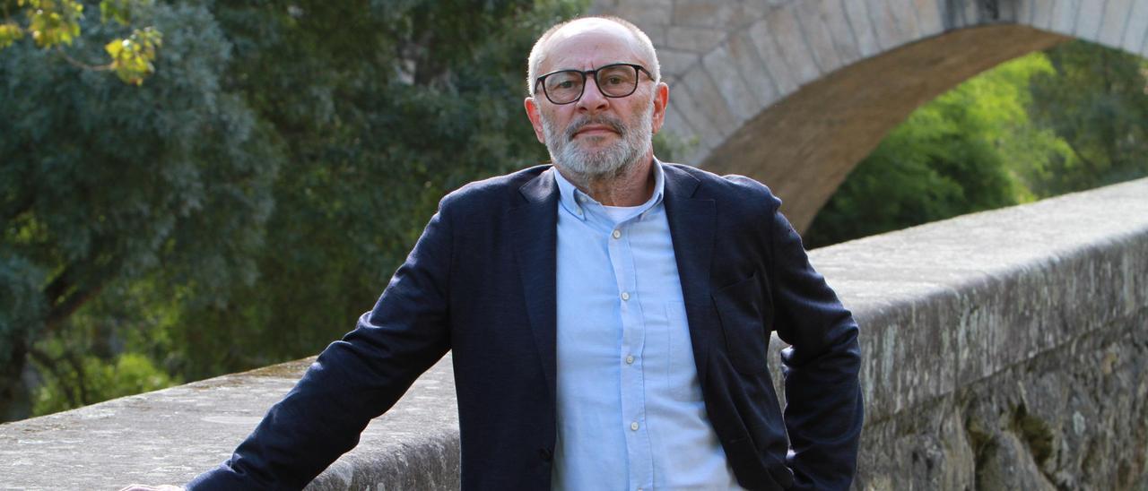 Francisco Rodríguez, con el Puente Romano de Ourense de fondo.